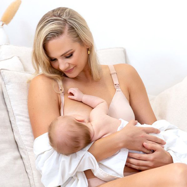 Mayka-nosi-bezsheben-sutien-za-kurmene-–-komfort-i-poddruzhka